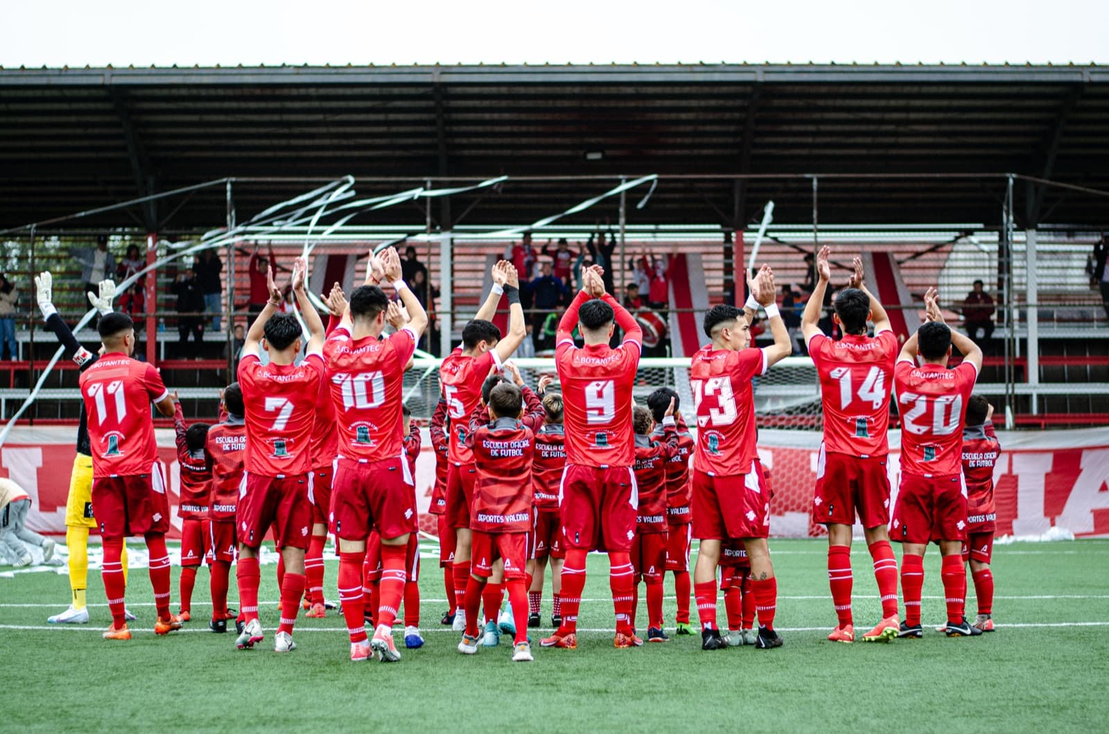 Plantel de Provincial Osorno saludando a la hinchada