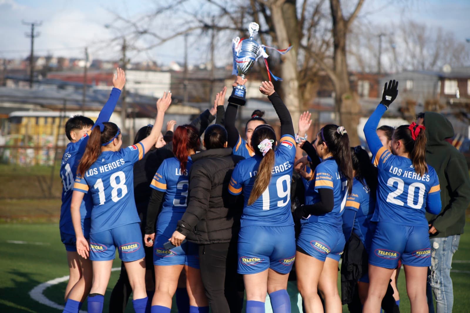 Jugadoras de un club regional celebrando en cancha tras un partido de ANFA