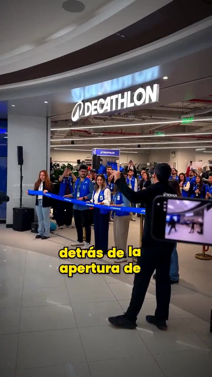 Equipo y público durante la apertura de la tienda Decathlon en Valdivia